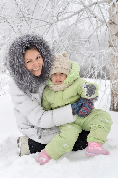 Mor och dotter i vinter — Stockfoto