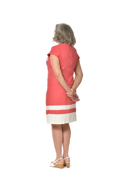 Senior kvinna i röd klänning — Stockfoto