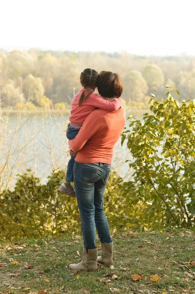 Göl yakınındaki anne ile kız — Stok fotoğraf