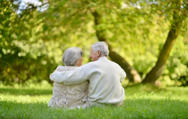 Elderly couple sitting in park — Stock Photo, Image