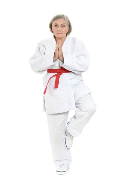 Äldre kvinna i karate pose — Stockfoto