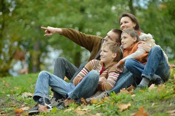 Familie sitzt im Herbstpark — Stockfoto