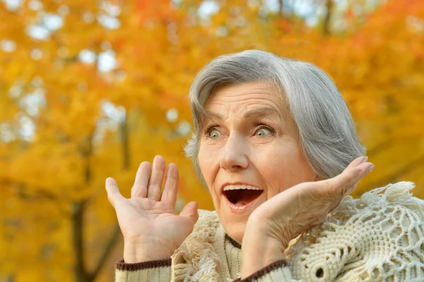 Surprise senior woman in autumn — Stock Photo, Image