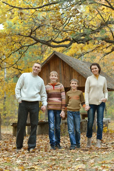 Familj i höst skog — Stockfoto