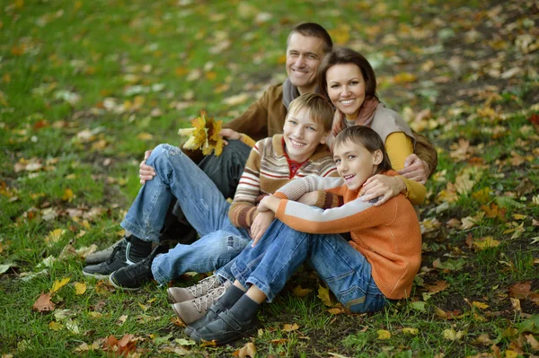 Familj sitter i höstparken — Stockfoto