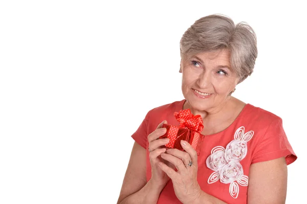 Ältere Frau mit einem Geschenk — Stockfoto