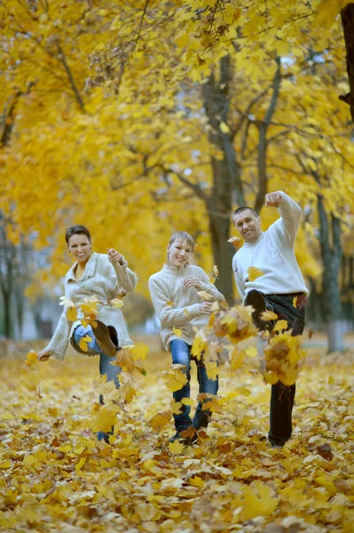 Famille heureuse dans le parc d'automne — Photo