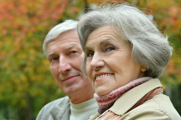 Seniorenpaar in herfstpark — Stockfoto