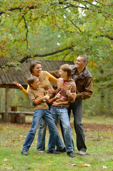 Őszi park pihentető család — Stock Fotó