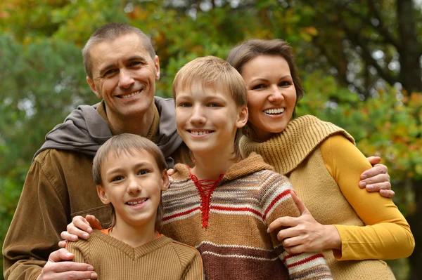 Familjen avkopplande i höst park — Stockfoto