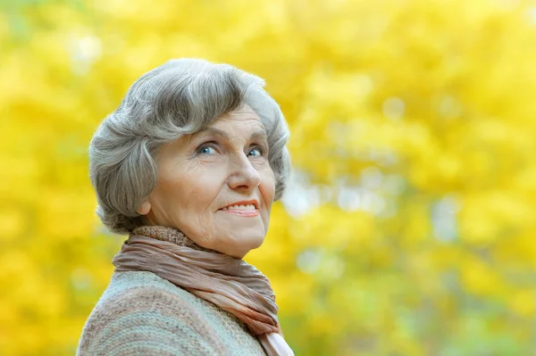 Elderly woman  in autumn park — Stock Photo, Image