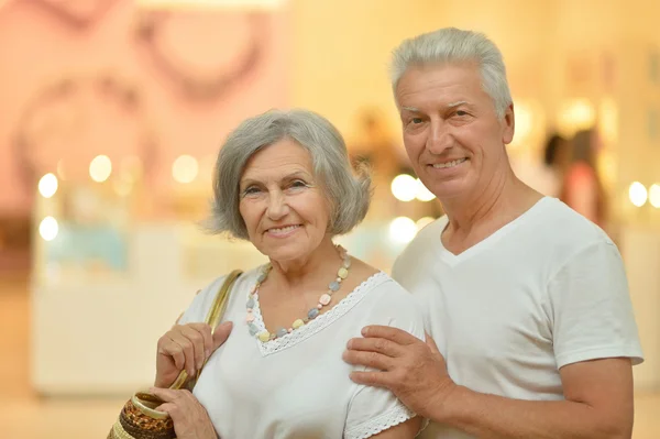 Pareja mayor en el centro comercial — Foto de Stock