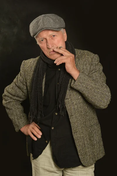 Senior man smoking cigarette — Stock Photo, Image