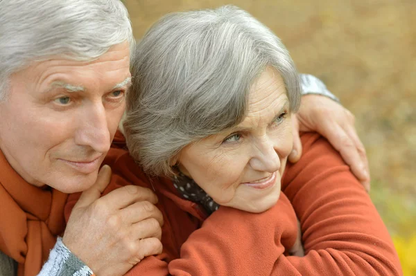 Pareja mayor en el parque de otoño — Foto de Stock