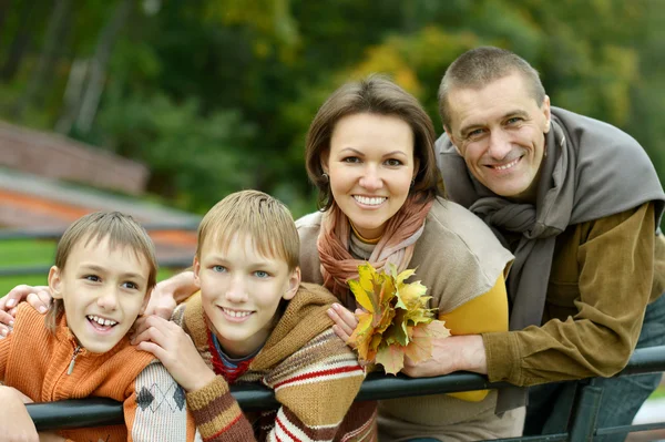 Família relaxante no parque de outono — Fotografia de Stock