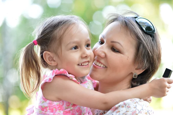 Madre feliz con hija —  Fotos de Stock