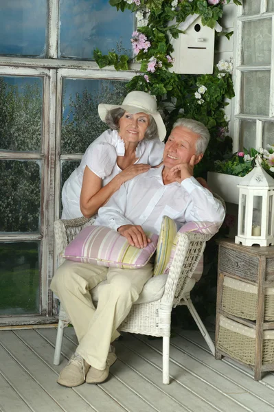 Couple aîné dans le jardin — Photo