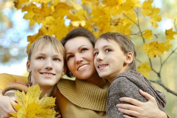 Mãe e filhos no parque — Fotografia de Stock