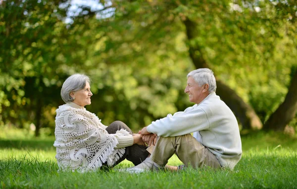 Elderly couple sitting in park — Stock Photo, Image