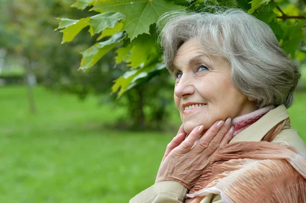 Oudere vrouw in herfstpark — Stockfoto