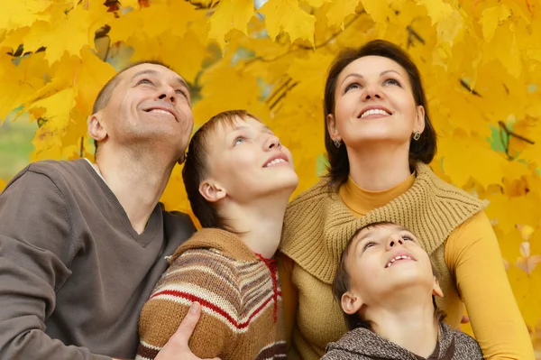 Família relaxante no parque de outono — Fotografia de Stock