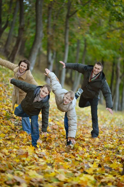 Familjen avkopplande i höst park — Stockfoto