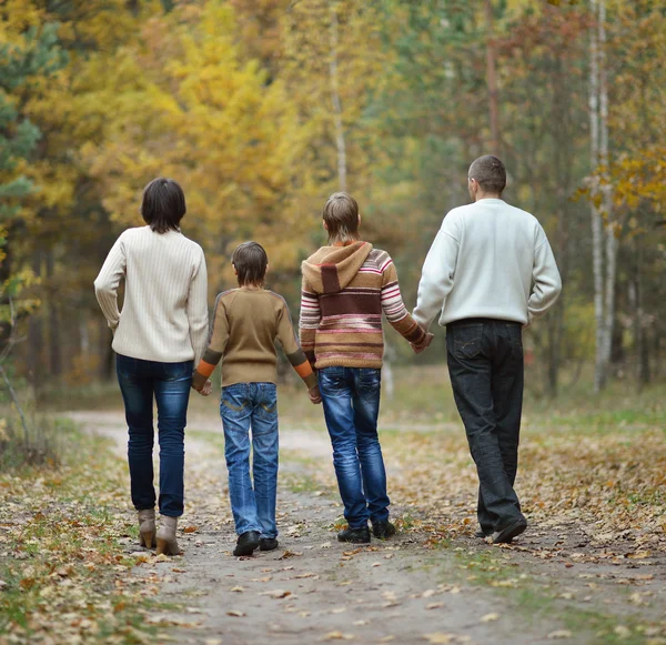 Familia en bosque otoñal — Foto de Stock