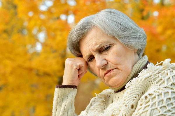 Mujer mayor en el parque de otoño — Foto de Stock