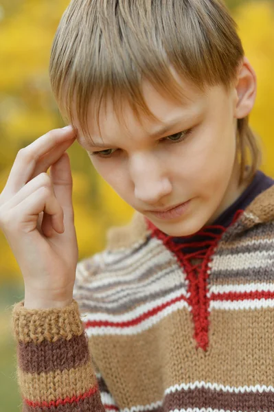 Pequeño niño triste en el otoño — Foto de Stock