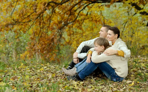 Famille dans le parc d'automne — Photo