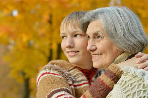 공원에서 아이와 할머니 — 스톡 사진