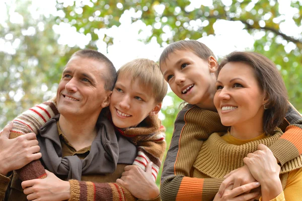 Familjen avkopplande i höst park — Stockfoto