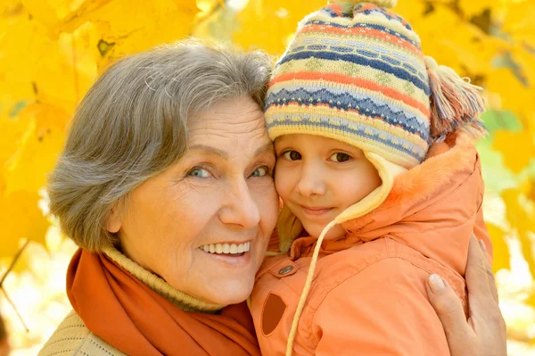 Nonna con sua nipote — Foto Stock