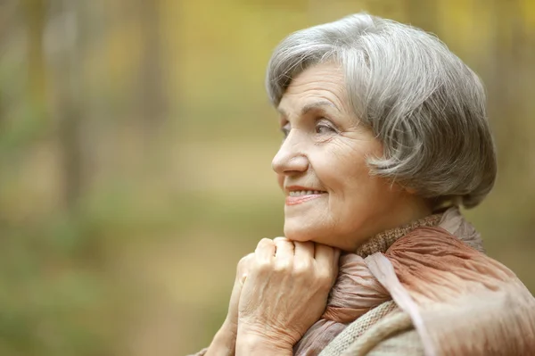 Mujer mayor en otoño — Foto de Stock