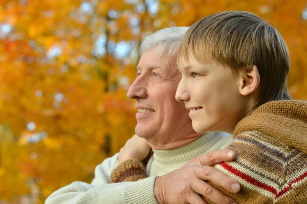 Abuelo y nieto en el parque — Foto de Stock