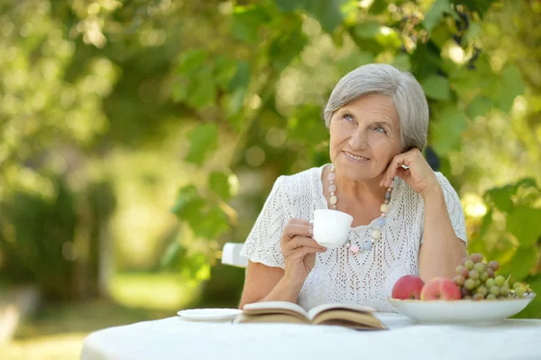 Middelbare leeftijd vrouw lezing boek — Stockfoto