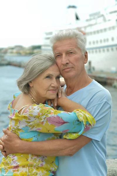 Seniorenpaar steht auf Seebrücke — Stockfoto