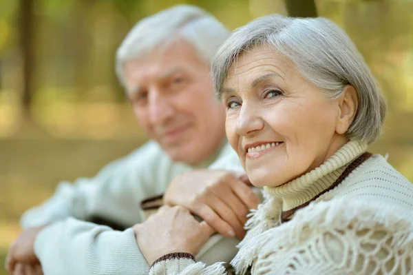 Senior par i höstparken — Stockfoto