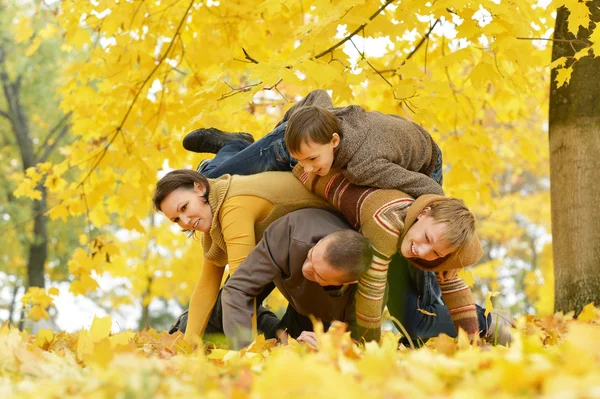 Família deitada no parque de outono — Fotografia de Stock