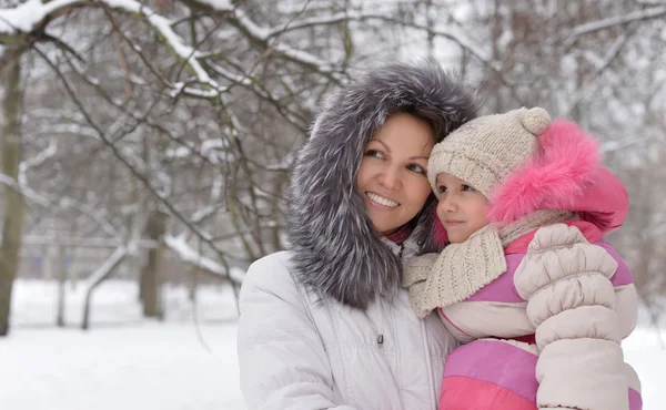 Mor och dotter i vinter — Stockfoto