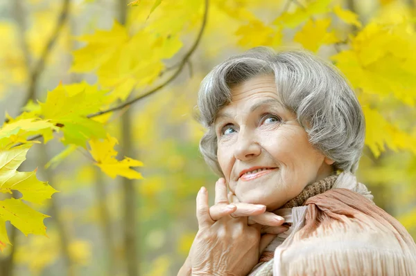 Пожилая женщина осенью — стоковое фото
