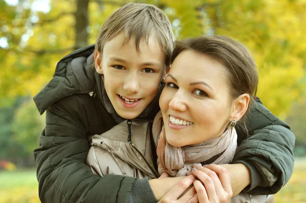 Мать с мальчиком в осеннем парке — стоковое фото