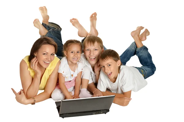 Familia feliz con portátil — Foto de Stock