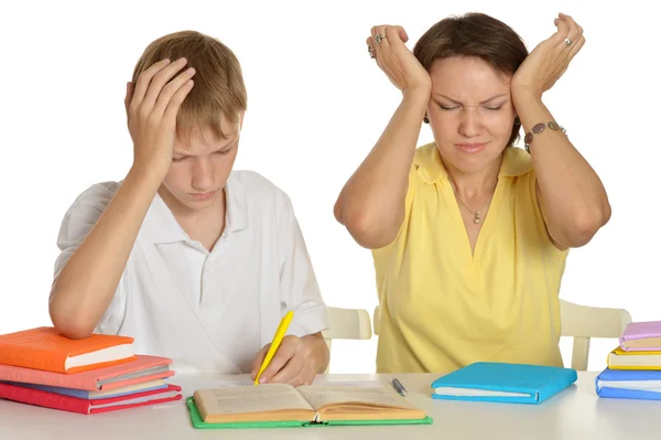 Matka a syn dělají domácí úkoly — Stock fotografie