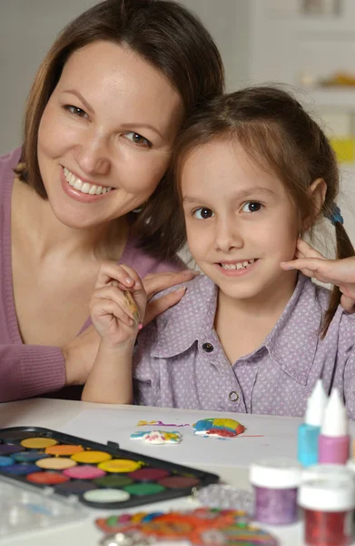 Mädchen malt mit Mutter — Stockfoto