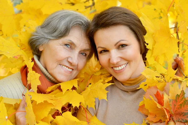 Moeder en dochter in het park — Stockfoto