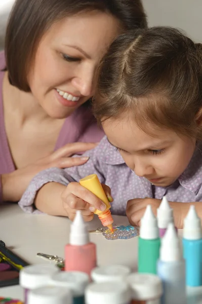 Mädchen malt mit Mutter — Stockfoto