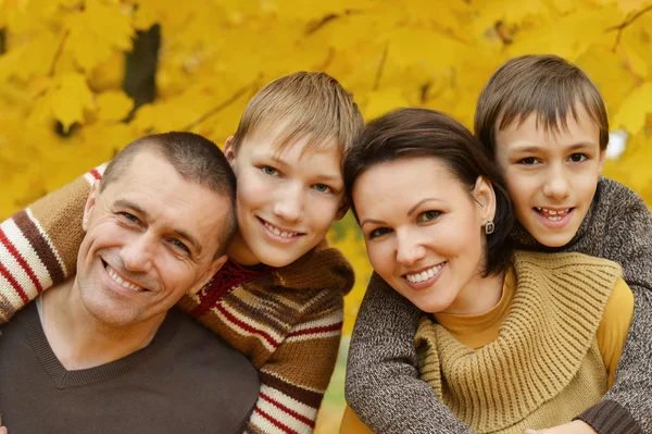 Familia relajante en el parque de otoño —  Fotos de Stock