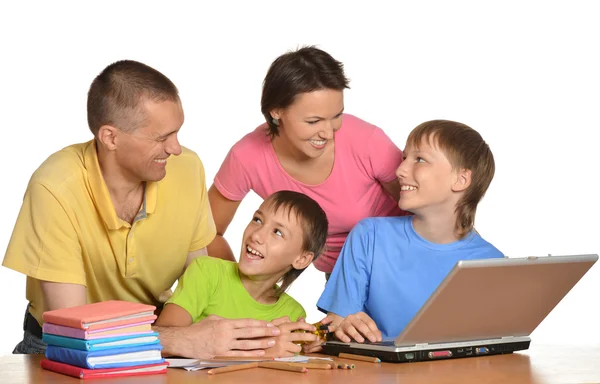 Padres ayudando a los niños con la tarea — Foto de Stock