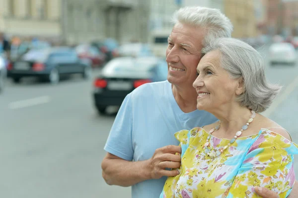 Parejas maduras en la ciudad —  Fotos de Stock